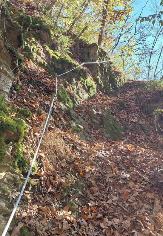 Aufstieg zum Felsen mit Seil | © T. Biersch