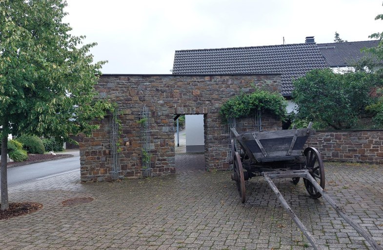 Dorfplatz mit Leiterwagen | © B. Vogt