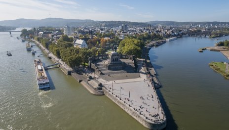 zu sehen ist das Deutsche Eck in Koblenz mit dem Zusammenfluss von Rhein und Mosel | © Andreas Pacek, fototour-deutschland.de/Romantischer Rhein Tourismus GmbHCC BY 4.0 https://creativecommons.org/licenses/by/4.0 