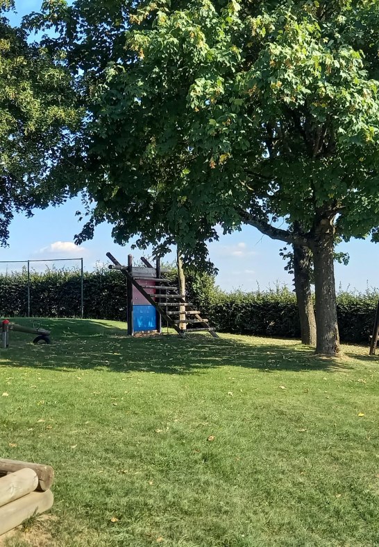 Sandkasten und Schaukel | &copy; C. Vogt