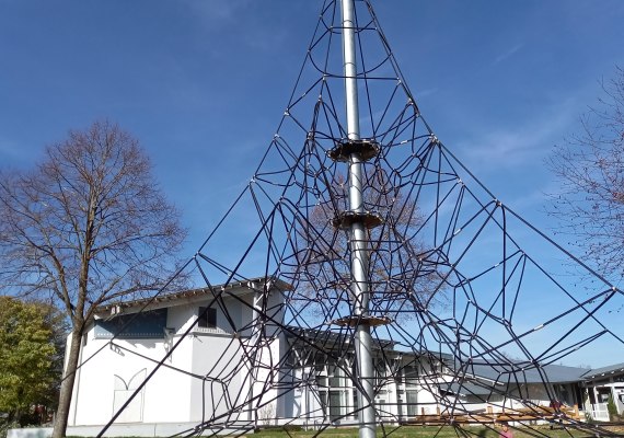 Spielplatz mit Kletter-Pyramide | &copy; T. Biersch