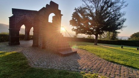 Der Königstuhl bei Rhens im Sonnenaufgang | © Tourist-Information Erlebnis Rheinbogen Der Königstuhl bei Rhens im Sonnenaufgang | © Tourist-Information Erlebnis Rheinbogen