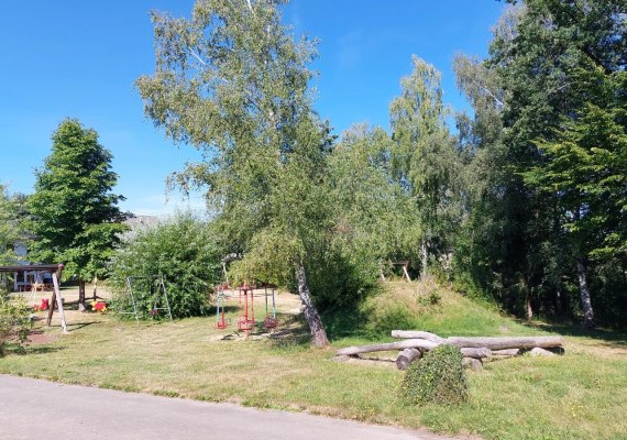 Spielplatz mit Schaukel | &copy; B. Vogt