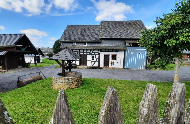Agrahistorisches Museum mit Brunnen | &copy; TI Hunsr&uuml;ck-Mittelrhein