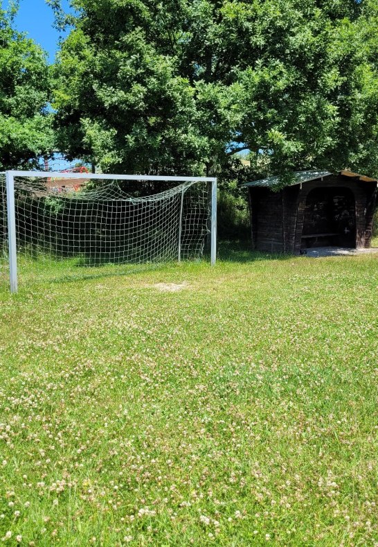 Fu&szlig;balltor auf dem Spielplatz | &copy; E. Bender
