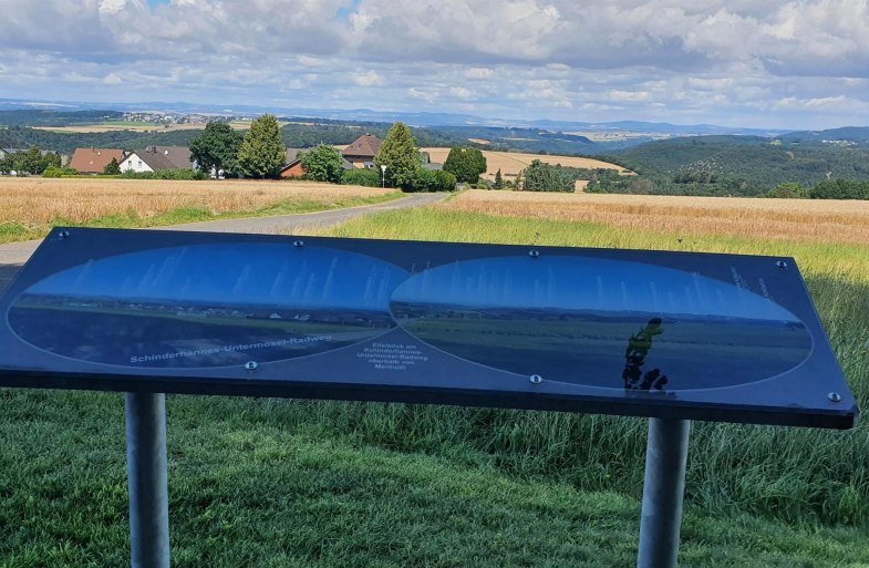 Eifelblick mit Hinweistafel | © T. Biersch Eifelblick mit Hinweistafel | © T. Biersch