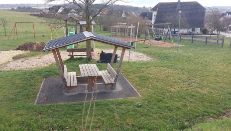 Spielplatz mit Picknickbank | &copy; B. Vogt
