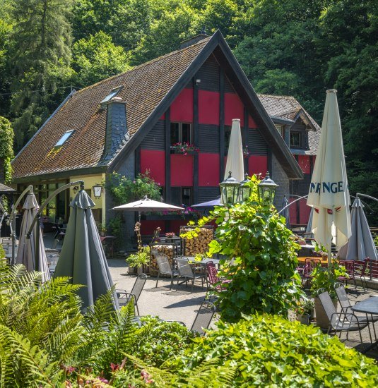 Die Schmausem&uuml;hle im Baybachtal - Ansicht mit Terrasse | &copy; Natascha Sander