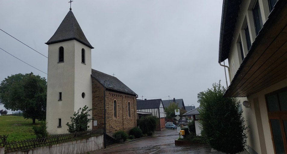 Kirche an der Hauptstrasse in Birkheim | © B. Vogt