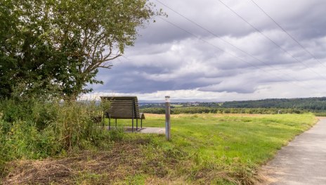 Liegebank am Aussichtspunkt | &copy; S. Mauer