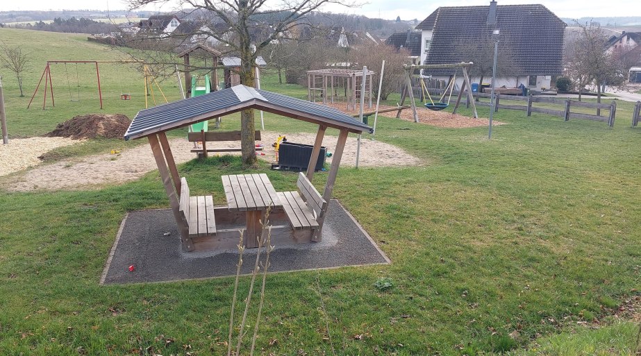 Spielplatz mit Picknickbank | &copy; B. Vogt