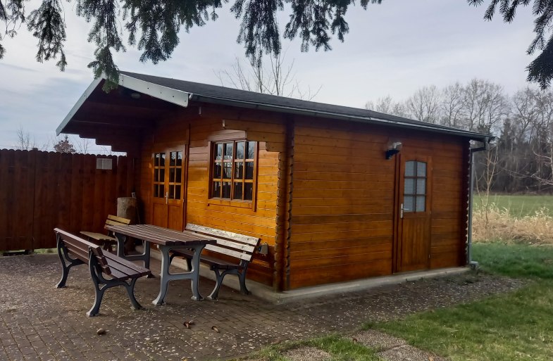 Grillh&uuml;tte mit Picknickbank | &copy; C. Vogt
