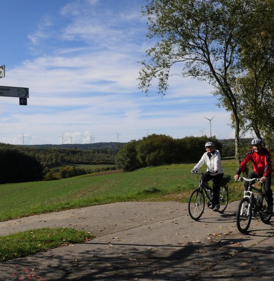 Radler auf Schinderhannes Radweg bei Lamscheid | &copy; Tourist-Info Hunsr&uuml;ck-Mittelrhein
