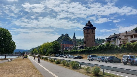 Rheinradweg mit Radlern. Turm, dahinter Liebfrauenkirche und Schönburg | © Thomas Biersch Rheinradweg mit Radlern. Turm, dahinter Liebfrauenkirche und Schönburg | © Thomas Biersch