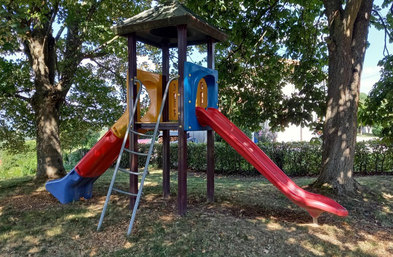 Spielturm mit Rutsche | &copy; C. Vogt