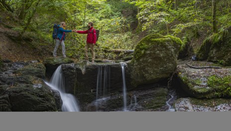 Paar an kleinem Wasserfall im Ehrbachtal | © Projektbüro Saar-Hunsrück-Steig, Klaus-Peter Kappest Paar an kleinem Wasserfall im Ehrbachtal | © Projektbüro Saar-Hunsrück-Steig, Klaus-Peter Kappest