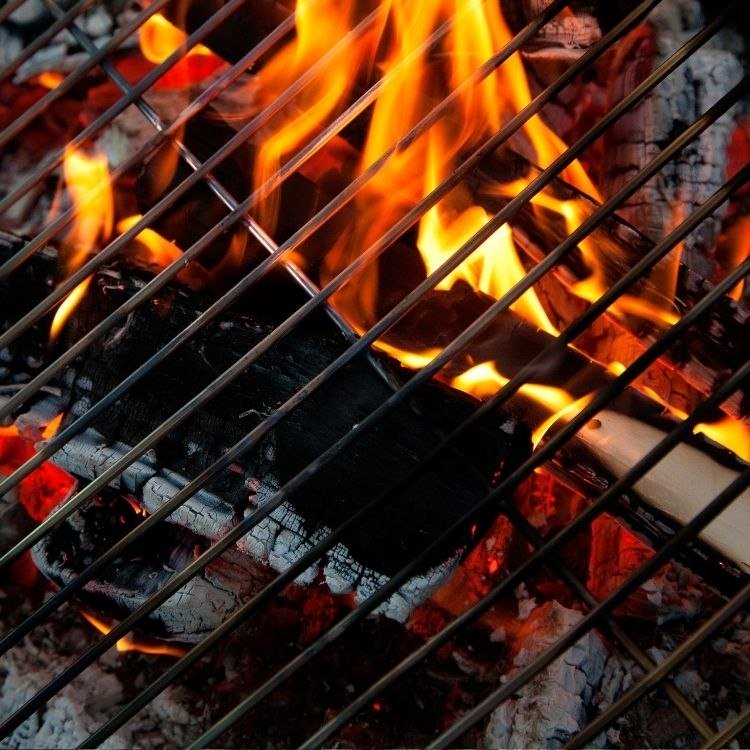 Grillrost mit Feuer und gl&uuml;henden Kohlen | &copy; Canva TI Hunsr&uuml;ck-Mittelrhein