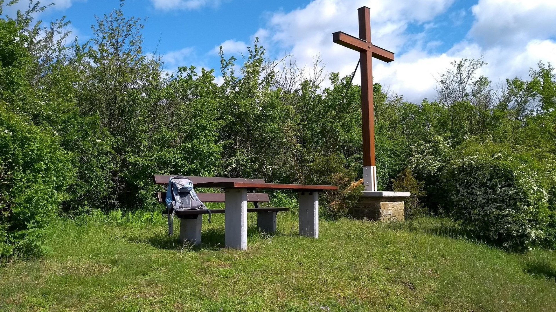 Wegekreuz mit Picknickbank | &copy; E. Bender