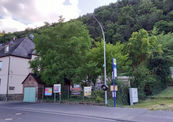 Defi an der Bushaltestelle | © C. Vogt