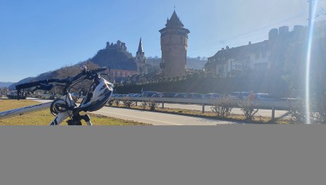 Rad gegen Sonne fotografiert. Oberwesel Stadtmauer mit Radweg | &copy; Thomas Biersch