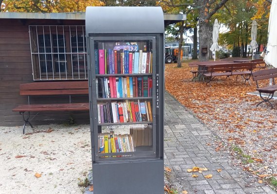 B&uuml;cherschrank im Park | &copy; C. Vogt