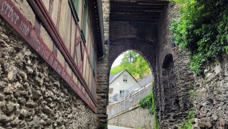 Der Weg führt unterhalb eines Turmes. | © Elke Bender Der Weg führt unterhalb eines Turmes. | © Elke Bender