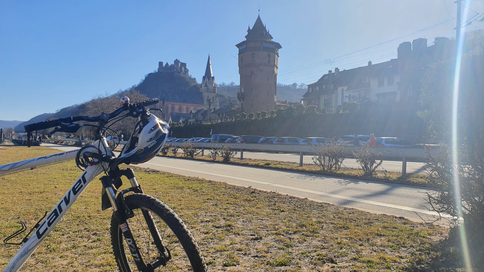 Rad gegen Sonne fotografiert. Oberwesel Stadtmauer mit Radweg | © Thomas Biersch