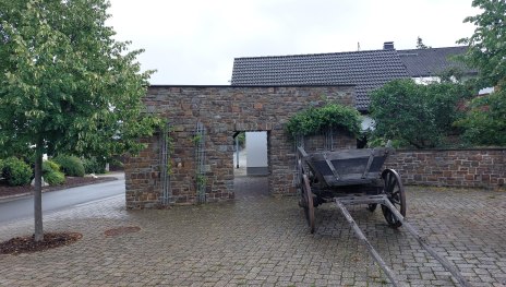 Dorfplatz mit Leiterwagen | © B. Vogt