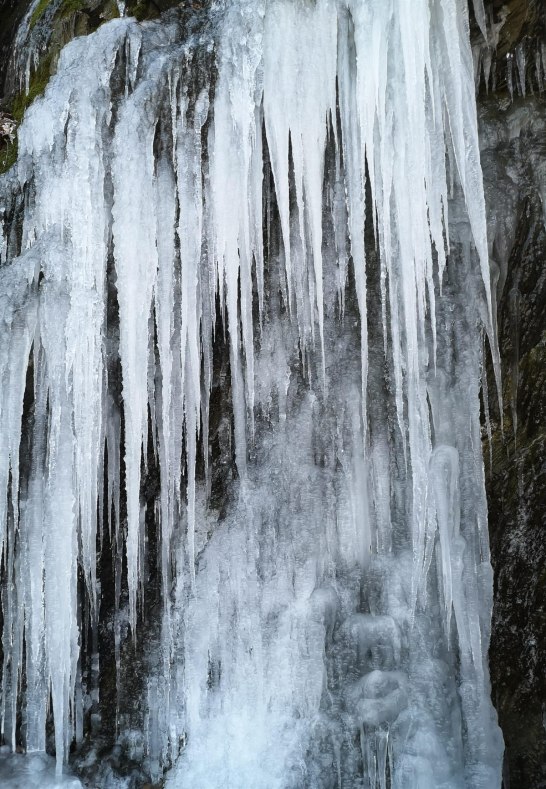 Eis an der Höhle | © L. Bender