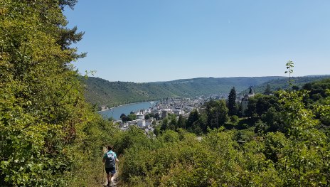 Wanderer auf Elfenlay mit Blick auf Boppard | © TI Hunsrück-Mittelrhein Wanderer auf Elfenlay mit Blick auf Boppard | © TI Hunsrück-Mittelrhein