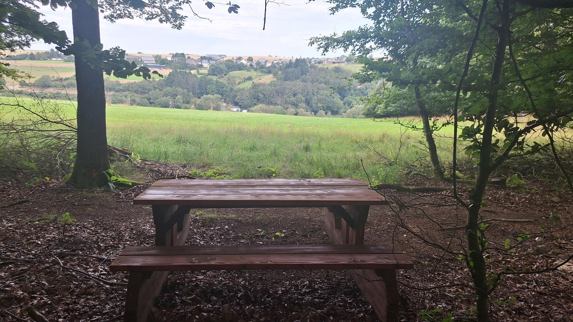 Picknickbank mit Dorfblick | © TI Hunsrück-Mittelrhein