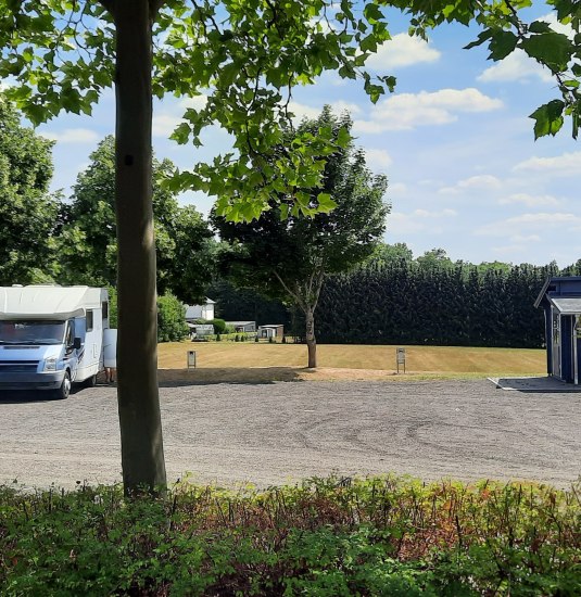 Der Stellplatz mit Reisemobilen, Info-Hütte bei blauem Himmel | © TI Hunsrück-Mittelrhein