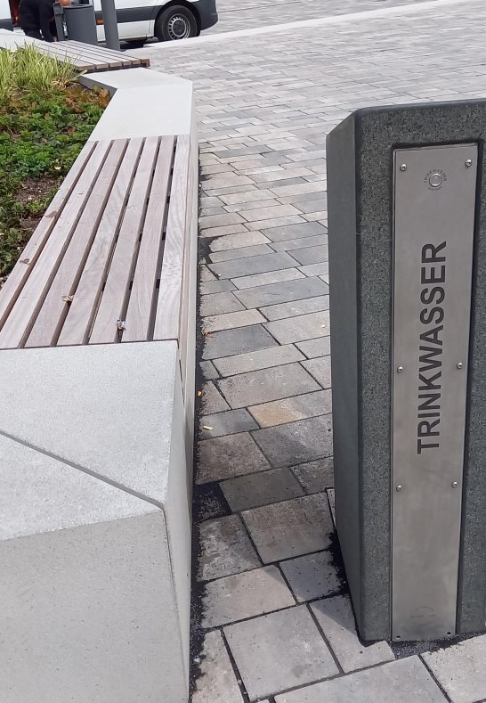 Trinkwasserseule mit Bank | © C. Vogt
