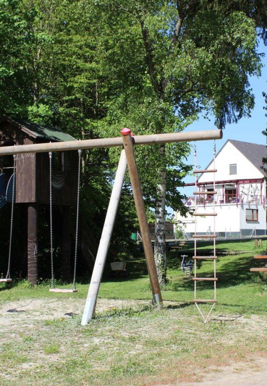 Spielplatz mit Hausansicht | © Lene Rüssel
