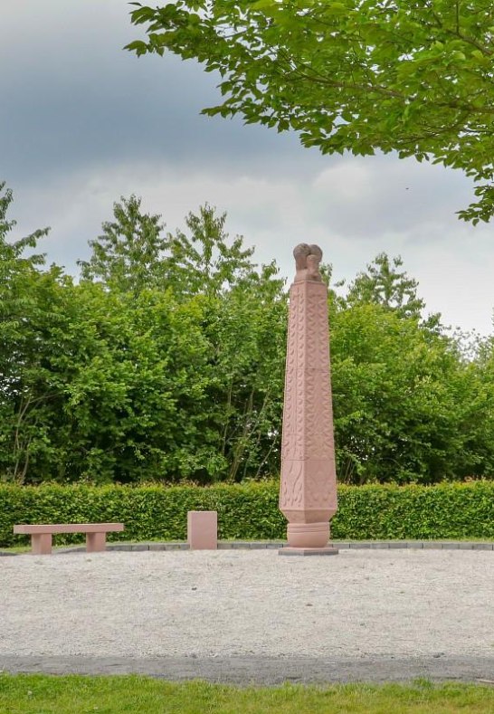 Obelisk am Pfalzfelder Bahnhof | © Sabine Mauer