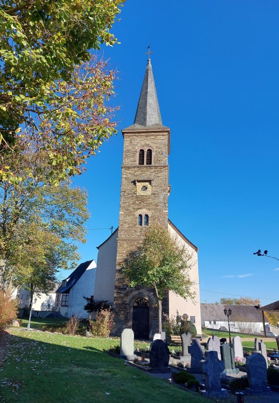 Kirche St. Lambertus mitten im Dorf | © T. Biersch