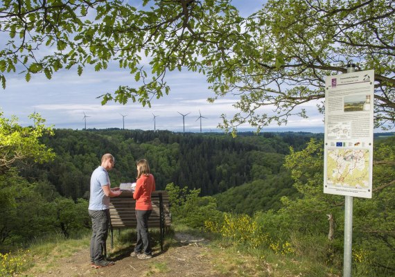 Wanderer auf der Rabenlay | © Klaus-Peter Kappest - Wanderbüro Saar-Hunsrück