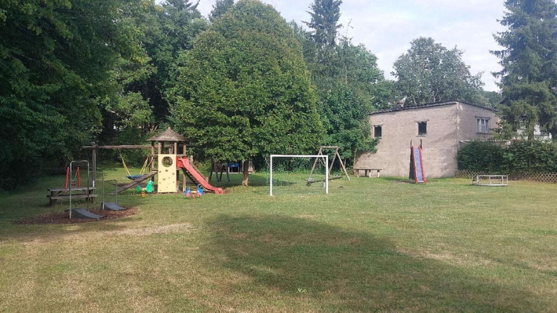 Spielplatz mit Rutsche | &copy; B. Vogt