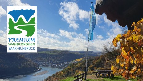 Blick auf den Rhein vom Wackenberg mit H&uuml;tte und Fahne