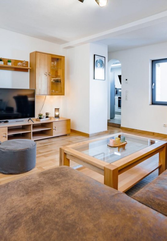 6. Wohnzimmer mit TV, Ecksofa und  Sitzelement © S | © Familie Decker, Oberwesel