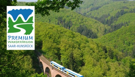 Blick auf das Hubertusviadukt mit Hunsr&uuml;ckbahn mit dem Logo der Premium Wanderregion Saar-Hunsr&uuml;ck | &copy; TI Hunsr&uuml;ck-Mittelrhein