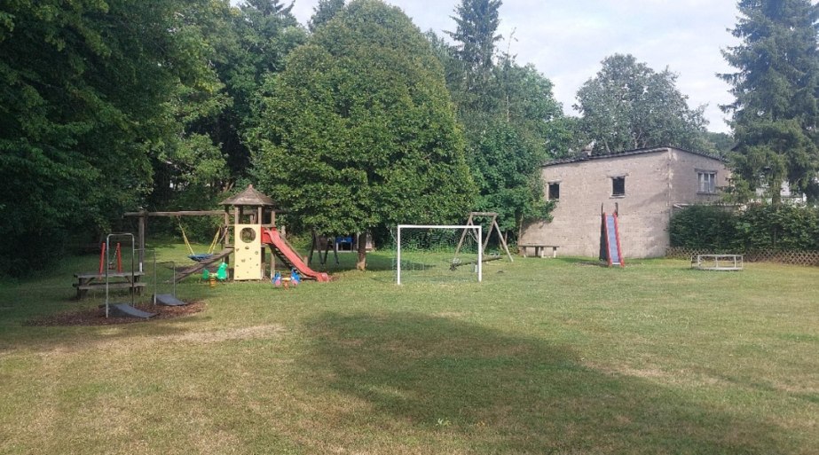 Spielplatz mit Rutsche | &copy; B. Vogt