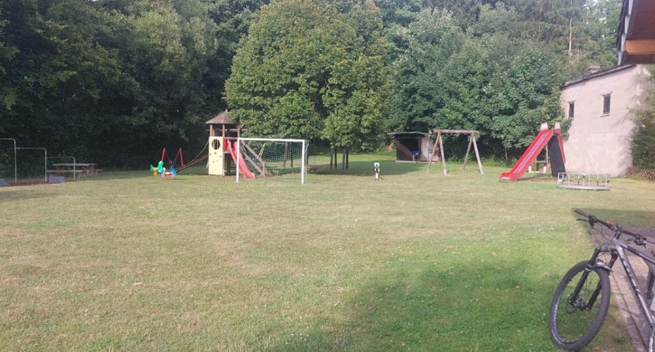Spielplatz mit Fu&szlig;balltor | &copy; B. Vogt