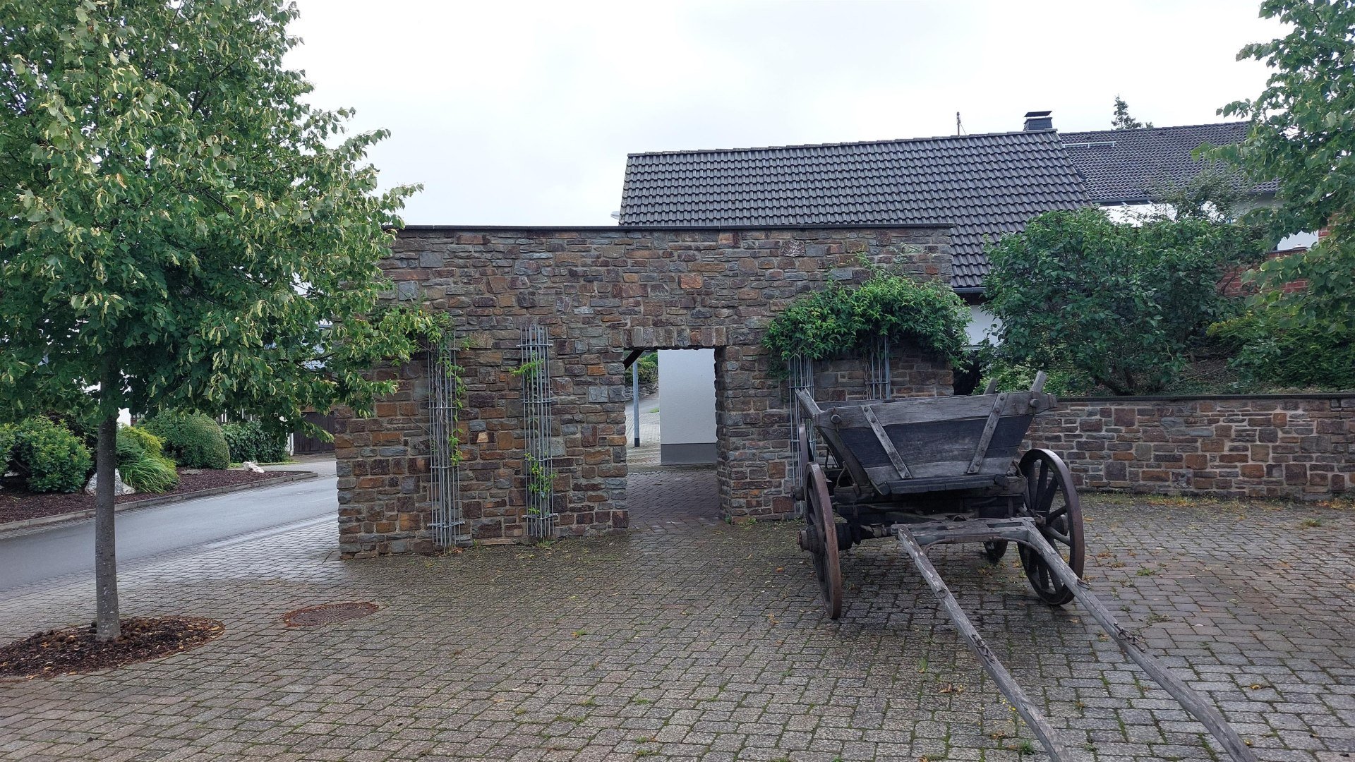 Dorfplatz mit Leiterwagen | &copy; B. Vogt