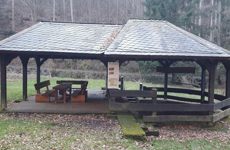 H&uuml;tte mit Stahlbrunnen | &copy; T. Biersch