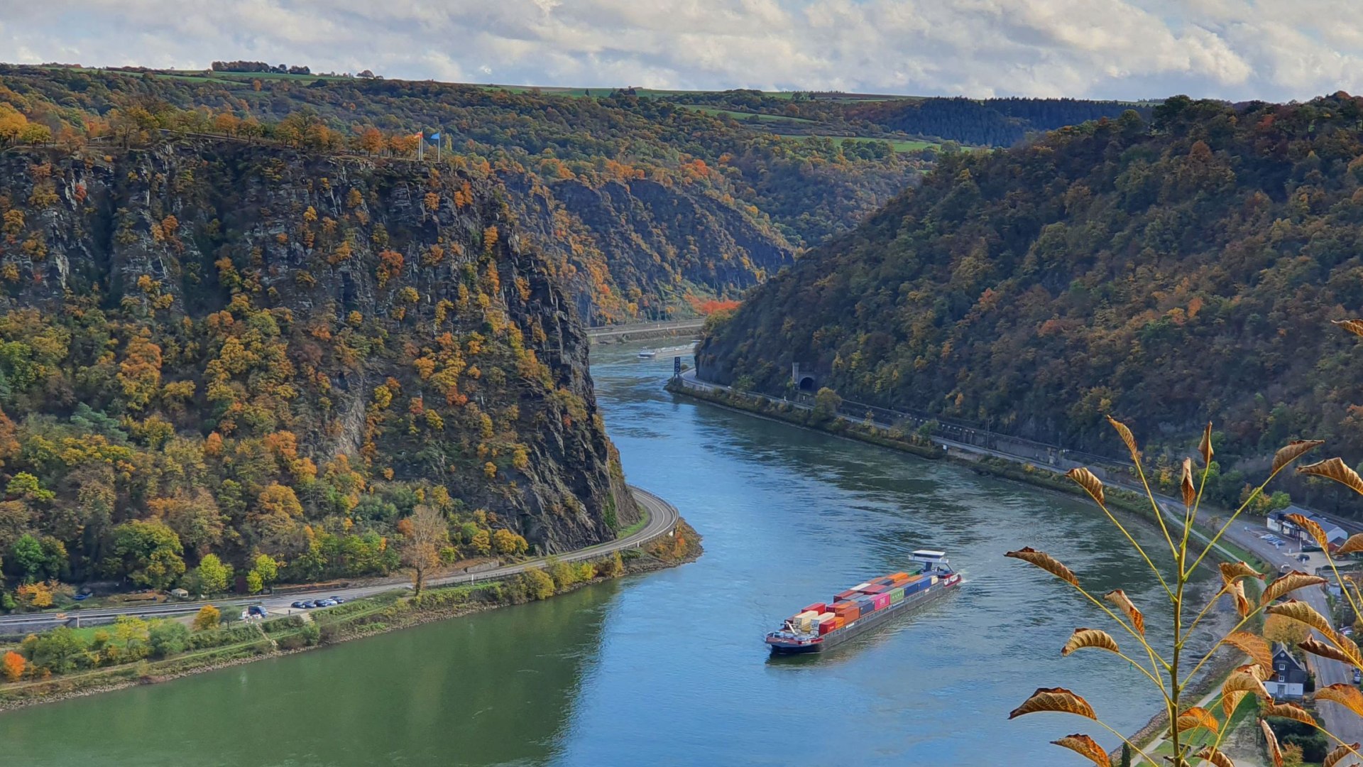 Blick auf Loreley und die berühmte Engstelle des Rheins | © Thomas Biersch