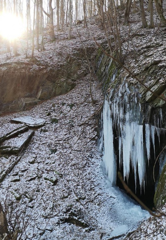 Schieferhöhle im Eis | © L. Bender