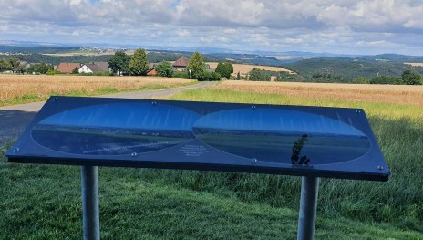 Eifelblick mit Hinweistafel | © T. Biersch