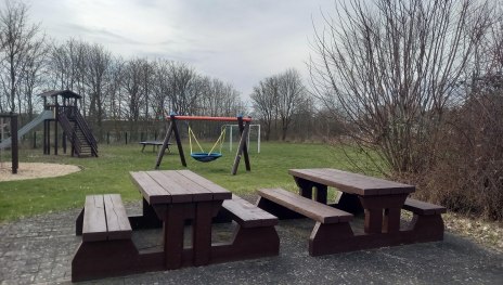 Spielplatz mit Picknickbank | &copy; C. Vogt