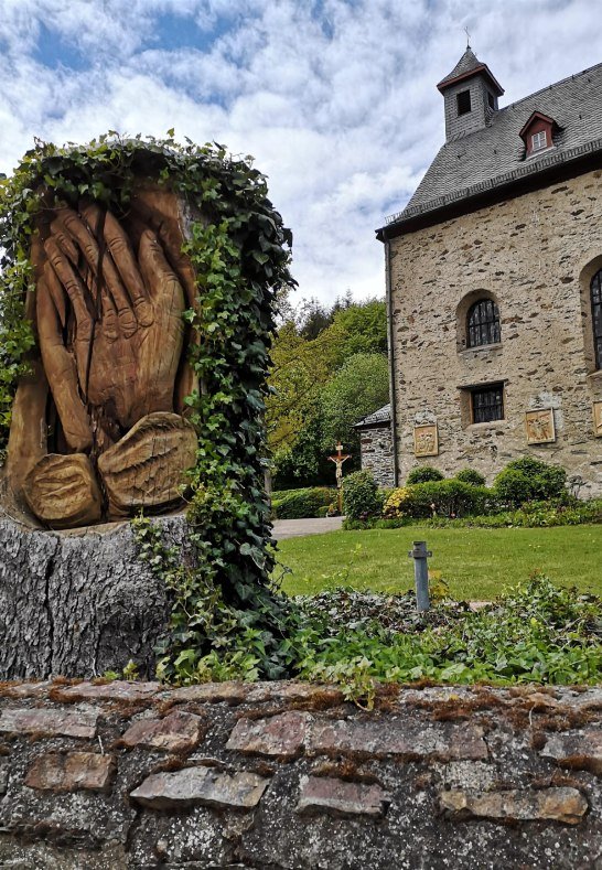 St. Quintin betende H&auml;nde | &copy; L. Bender